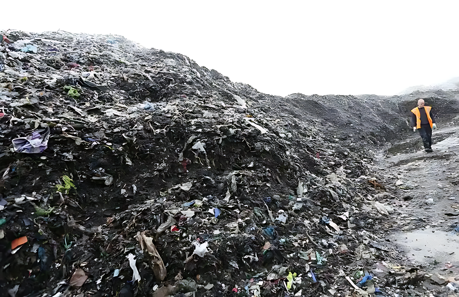 <b>A 15 meter high garbage mountain near a village in the UK po</b>